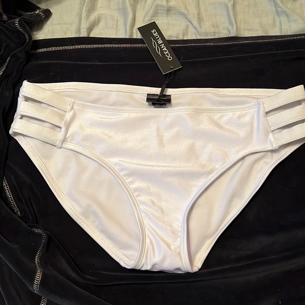 Bathing suit bottom with tag never worn.